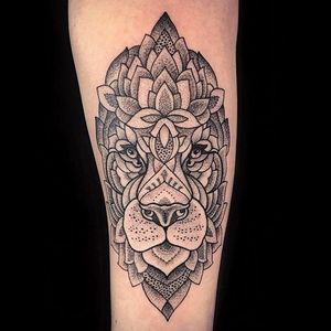 Geometric lion by Guy Waisman #GuyWaisman #geometric #blackandgrey #dotwork #lion #tattoooftheday