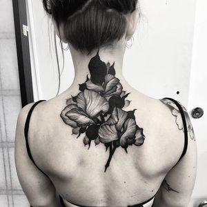 Kelly Violet's black flowers look great when placed on the nape (IG—kellyviolence). #blacktattoo #blackwork #flowers #kellyviolet