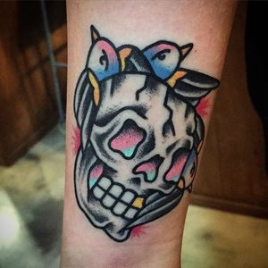 Awesome skulle tattoo by Bad Tongue #BadTongue #oldschooltattoo #poptattoo #skull