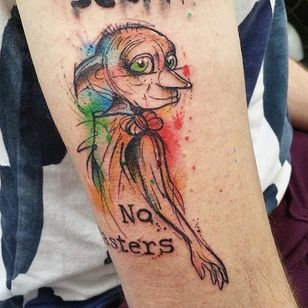 Tatuaje de acuarela de Dobby por Josie Sexton #Watercolor #WatercolorTattoo #WatercolorTattoo #WatercolorArtists #WatercolorDesigns #WatercolorInspiration #JosieSexton