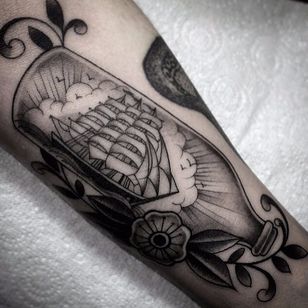 Ship In A Bottle Tattoo por Gianluca Fusco #shipinabottle #blackandgrey #blackandgreyart #fineline #blackandgreyartist #GianlucaFusco