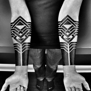 A pair of perfectly symmetrical forearm bands by Ben Volt (IG—benvolt). #abstract #avantgarde #BenVolt #bold #blackwork #experimental #geometric #minimalist #ornamental