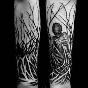 Tatuaje de criatura con forma de rama de Sergei Titukh.  #SergeiTitukh #blackwork # espeluznante # pesadilla # criatura # espeluznante # oscuro # monstruo