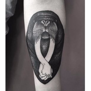 Tatuaje de morsa surrealista por Abes #Abes #blackwork #surrealistic #whale #hands #holdinghands