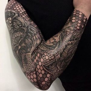 Masterfully done sleeve tattoo by Paul Davies. #pauldavies #blacktattoo #illustrativetattoo #geometrictattoo #dotstolines #sleevetattoo