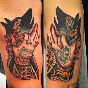 Tattooed Hands Tattoo by Rafa Decraneo @Rafadecraneo #Rafadecraneo #Traditional #Neotraditional #Girl #Lady #Woman #Spain #Truelovetattoo #Tattooedhand #Hand