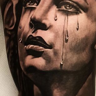 Una hermosa representación de una dama llorando del trabajo de Nathan Hebert (IG — nathanhebert).  #gris negro #NathanHebert #realismo #señora que llora