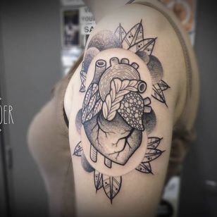 Tatuaje de corazón anatómico por Bastartz #Bastartz #blackwork #geometric #anatomicalheart