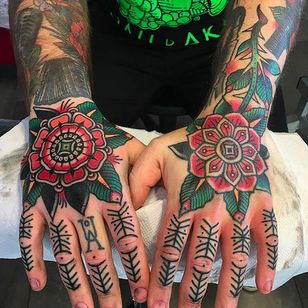 Colecciones de tatuajes de manos limpias y fantásticas de Filip Henningsson.  #FilipHenningsson #RedDragonTattoo #traditioneltattoo #fedtattoos #fingertattoos #mandala #flower #hand