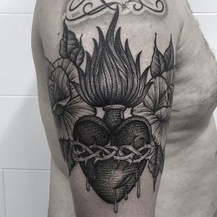Sacred Heart Tattoo por Luca Cospito #sacredheart #blackwork #blackworkartist #blackink #darkart #darkartist #spanishartist #LucaCospito