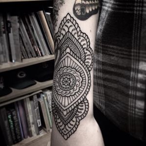 Mehndi cuff tattoo by Kamila Tattoo, Instagram @kamiladaisytattoo, Canterbury, UK #cufftattoo #mehnditattoo #kamilatattoo #mehndi #cuff
