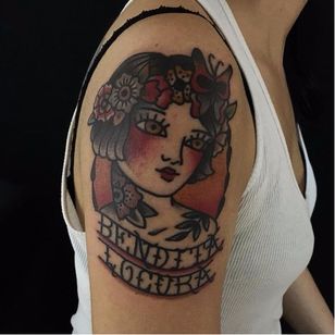 Tatuaje de niña tatuada por Paz Buñuel #PazBuñuel #tradicional #retrato #tattooedlady