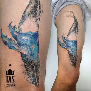 Tatuaje de ballena por Rodrigo Tas #WatercolorTattoo #WatercolorTattoo #WatercolorArtists #Watercolor #Brazil #BrazilianTattooArtists #RodrigoTas #whale #watercolorwhale