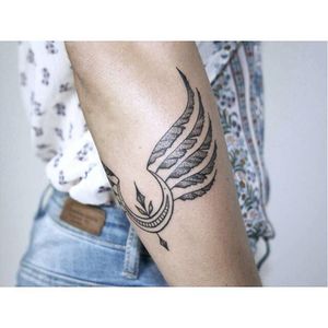 Pretty tattoo by Zelina Reissinger #ZelinaReissinger #linework #minimalistic #small #ornamental #feathers #blackwork #btattooing #blckwrk