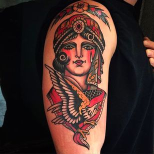 Tatuaje águila y gitana por Rafa Decraneo @Rafadecraneo #Rafadecraneo #Traditional #Neotraditional #Girl #Lady #Woman #Spain #Truelovetattoo #Eagle #Gypsy