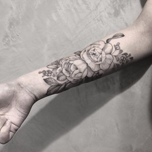 Linda tattoo por Gabriela Arzabe! #GabrielaArzabe #tatuadorasbrasileiras #tatuadorasdobrasil #Brasília #TattooBr #flores #flowers #botânico #botanic #botanical #fineline #linhafina #traçofino