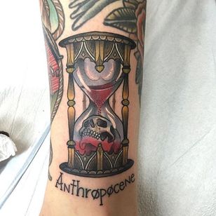 Tatuaje de reloj de arena por Emmanuel Mendoza