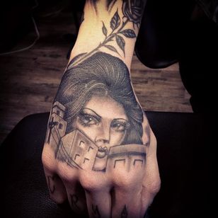 Chica chica en la mano #ChicanoGirl #ChicanoTattoos #BlackandGrey #CaliforniaTattoos #FineLine #LatinAmerican #ChucoMoreno