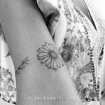 Florzinha por Clari Benatti! #ClariBenatti #TatuadorasBrasileiras #TatuadorasdoBrasil #TattooBr #RiodeJaneiro #TattoodoBr #fineline #linhafina #traçofino #delicada #delicate #flor #flower