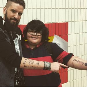 Nash with a student who has one of his band's song lyrics tattooed on her arm. #armtattoo #motivationalspeaker #musician #names #RobbNash #songlyrics #suicideawareness