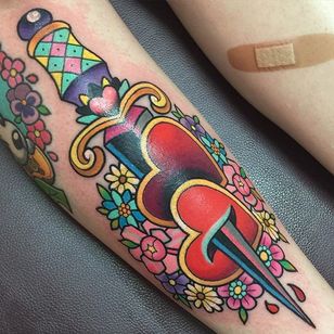 Tatuaje de daga tradicional femenina por Sarah K. #SarahK #girly #traditional # dagger #flower #heart #heartdolk