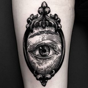 Un ojo bastante surrealista en un espejo victoriano de Ilja Hummel (IG— iljahummel).  #black #eye #ilustrativo #IljaHummel #espejo