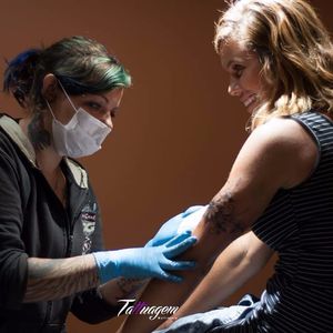 Ferna Tenjou cuidando de uma tattoo como deve ser! #FernaTenjou #cuidados #cicatrização #tatuagem