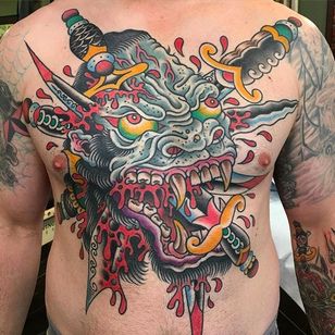 Bonita pieza delantera.  Tatuaje de Gregory Whitehead @Greggletron #GregoryWhitehead #Gregorywhiteheadtattoo #Oddtattoos #Neotradicional #Neotradicionaltattoo #ScapegoatTattoo #Portland #Ape #Daggers