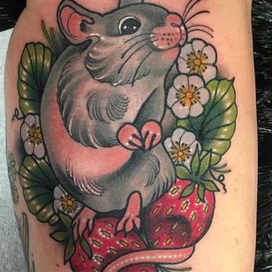 Tatuaje de ratón y fresas por Sadee Glover @Sadee_Glover