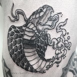 Tatuaje de cobra por Sam Rulz #IllustrativeTattoos #Illustrative #Etching #Illustration #Blackwork #SamRulz #snake #cobra