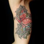Linda tattoo por Mulie Addlecoat. #origami #origamiart #origamitattoo #tsuru #papercrane #MulieAddlecoat