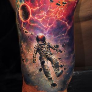 Space tattoo by Ben Klishevskiy #BenKlishevskiy #space #realism #astronaut #realistic #galaxy #solarsystem #planets (Photo: Instagram)