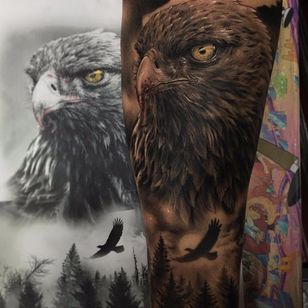 Legacy of an Eagle por Fred Tattoo #FredTattoo #realism #realistic #hyperrealism #blackandgrey #redink #whiteink #eagle #baldeagle #bird #feathers #himmel #forest #scape # trees #naturaleza #tattoooftheday
