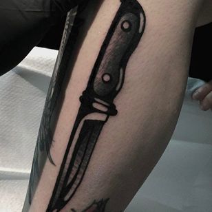Otro tatuaje de cuchillo loco con una sombra increíble de Andrea Raudino.  #AndreaRaudino #tatuaje negro #blackwork #cuchillo #tradicional