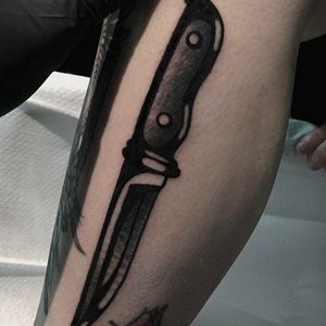 Another insane looking knife tattoo with awesome shading by Andrea Raudino. #AndreaRaudino #blacktattoo #blackwork #knife #traditional