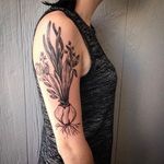 Beautiful red onion tattoo by Kerry Burke #KerryBurke #blackwork #blacktattoo #darkartists #redonion #sage #planttattoo #vintagebotanical #vintageflowers #floraltattoo