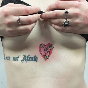 Rose en un tatuaje de corazón por Lou DC.  #LouDC #kawaii #girlish #sweet #pinkwork #rose #bottom #heart