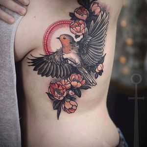 Side tattoo of a sparrow with some flowers, solid work by Konstanze K. #KonstanzeK #illustrativetattoos #sparrow #blossoms