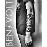 One of Ben Volt's very triangluar pieces of bold blackwork (IG—benvolt). #BenVolt  #blackwork #Bold #forearm #negativespace
