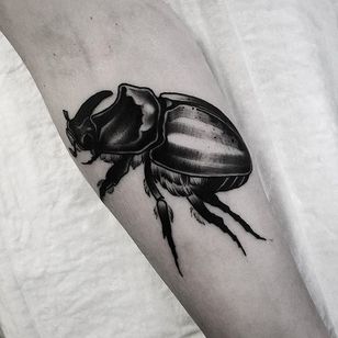 Tatuaje de escarabajo por Vladimir Pride #beetle #bug #blackwork #blackink #blackworkartist #darkart #blackworkartist #VladimirPride