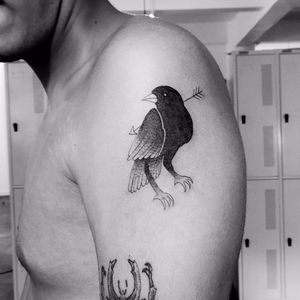 Corvo por Sang AEO! #SANGAEO #tatuadoresbrasileiros #tatuadoresdobrasil #tattoobr #Recife #blackwork #blackworkers #corvo #raven