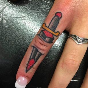 Linda daga en el dedo.  Tatuaje del cuidador Jake.  #JanitorJake #HatCityTattoo #traditional #fat tattoos # dagger #finger tattoo