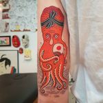 Cute little octopus tattoo by Rion #Rion #octopustattoos #color #newtraditional #Japanese #mashup #Japaneseflag #fan #waves #tentacles #animal #ocean #ocealife #nature #tattoooftheday
