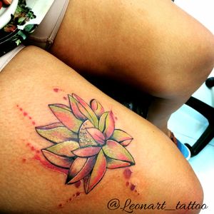 Flor de lótus por Mariana Silva! #MarianaSilva #tatuadorasbrasileiras #lotus #flordelotus #lotusflower #flower #flor