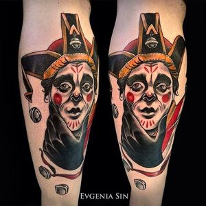A jester looking curious and solid. Tattoo by Evgenia Sin. #EvgeniaSin #neotraditional #coloredtattoo #jester