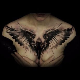 Hermosas combinaciones de alas y calaveras hacen un diseño de tatuaje asesino.  Tatuaje de Florian Karg #blackandgrey #realism #hyperrealism #FlorianKarg #darkart #kranier #visciouscircletattoo #wings #germantattooers