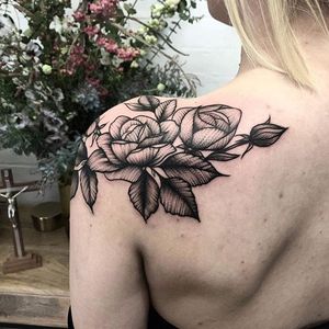 A wonderful cluster of roses by Rebecca Vincent (IG—rebecca_vincent_tattoo).  #black #floral #RebeccaVincent #roses