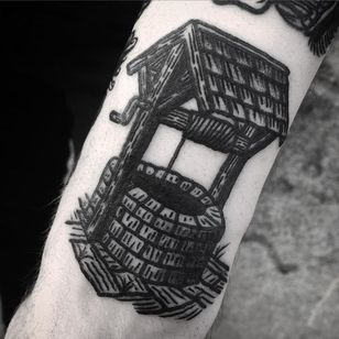 Well Tattoo por Jack Ankersen #Blackwork #TaditionalBlackwork #BlackTattoos #Illustrative #FedBlackwork #JackAnkersen #btattooing #blckwrk #well