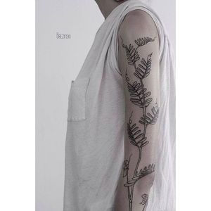 Nice linework in this leaves tattoo by Ilya Brezinski #Ilyabrezinski #ilyabrezinskitattoo #black #blackwork #minimalist #leaftattoo #leaves #leavestattoo #Minsk