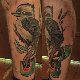 Cucaburra se sentó en una rama que brotaba de una lata de cerveza.  Nada podría ser más australiano.  Tatuaje de Jack Douglas.  #nuevaescuela #JackDouglas #pájaro #kookaburra #cerveza #lata de cerveza #Australia